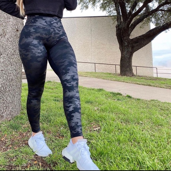 NWT SPANX LEGGINGS MATTE BLACK CAMO - Picture 4 of 8